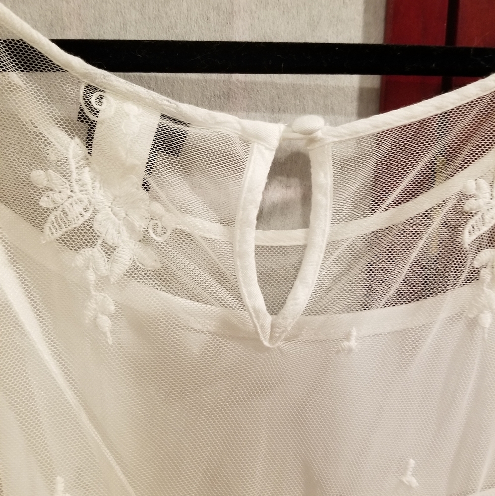 Torrid 3X white lace/gauze tunic with attached cami. Great for Valentine pics! - Picture 3 of 7